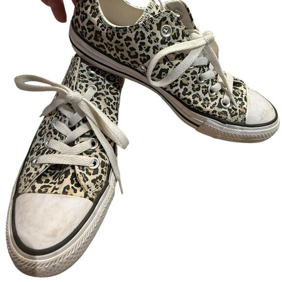 Converse Women’s Size 8 Leopard Print Lace-Up Sneakers - Picture 1 of 8